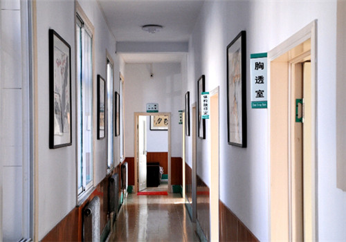 瓦房店中心医院体检中心走廊