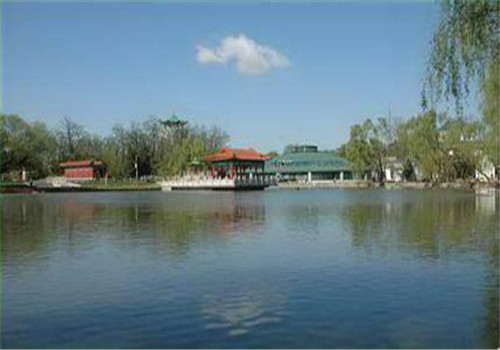 鞍山市汤岗子医院体检中心附近的小湖