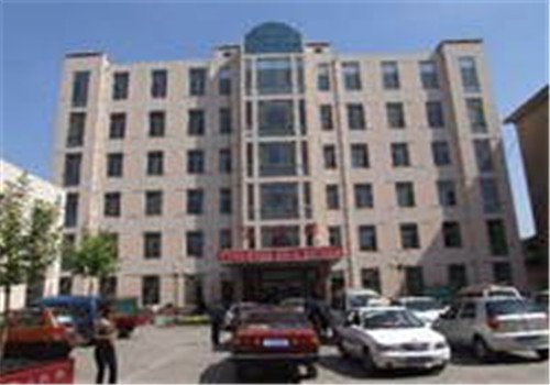 莱芜人民医院体检中心大门口
