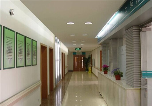上海普陀区中医医院体检中心走廊2