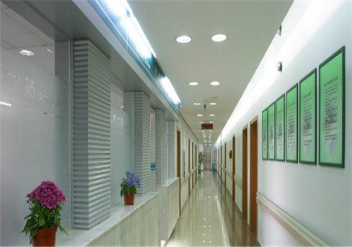 上海普陀区中医医院体检中心走廊1