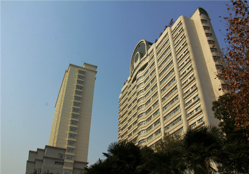 上海中医药大学附属普陀医院体检中心仰视图 上海中医药大学附属普陀医院体检中心仰视图