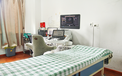 他跟我说，预约后系统会发短信提醒，到院直接找前台说"预约了"就行，不用排队缴费。